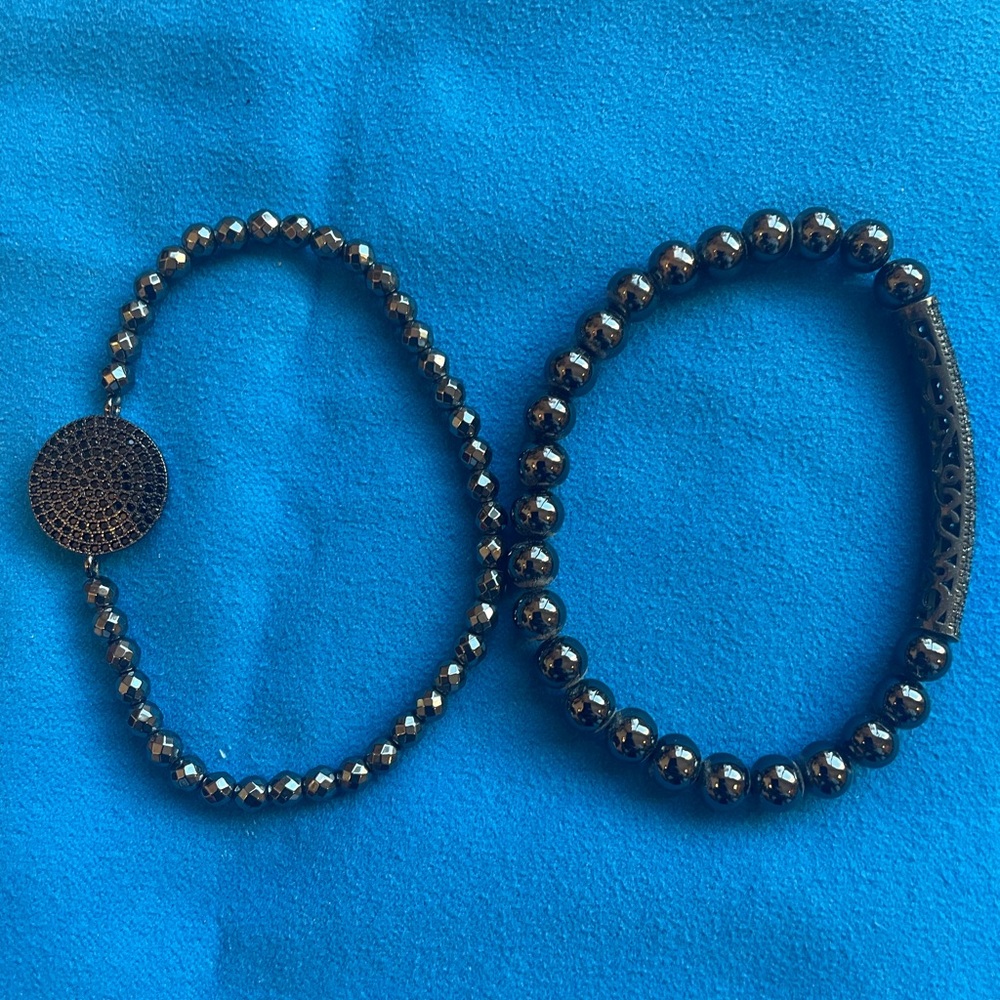 Beautiful black crystal stretch bracelets with accents.
Set/2